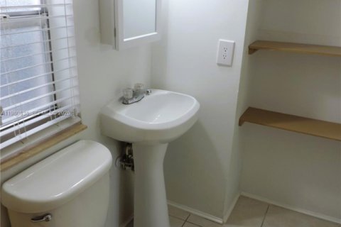 Villa ou maison à louer à Miami, Floride: 2 chambres, 177.91 m2 № 2043672 - photo 21