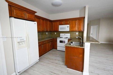 Townhouse in Doral, Florida 4 bedrooms, 175.96 sq.m. № 1977744 - photo 9