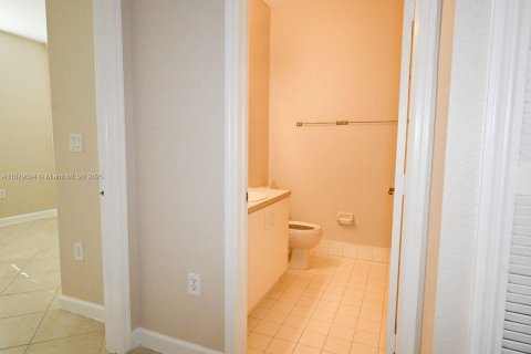 Townhouse in Doral, Florida 4 bedrooms, 175.96 sq.m. № 1977744 - photo 21