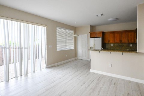 Townhouse in Doral, Florida 4 bedrooms, 175.96 sq.m. № 1977744 - photo 6