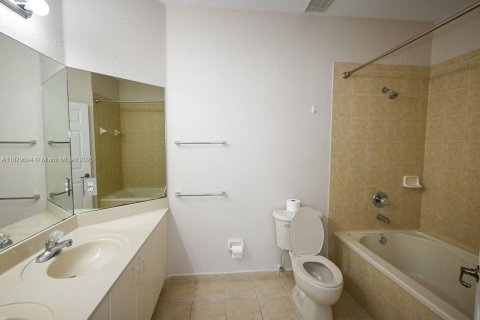 Townhouse in Doral, Florida 4 bedrooms, 175.96 sq.m. № 1977744 - photo 12