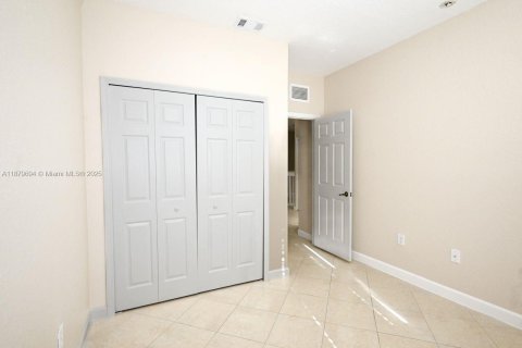 Townhouse in Doral, Florida 4 bedrooms, 175.96 sq.m. № 1977744 - photo 20