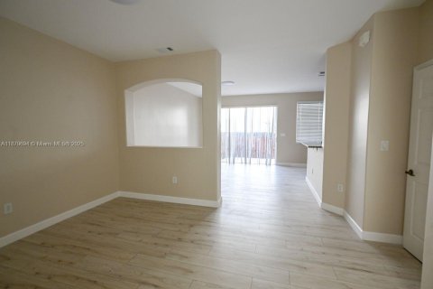 Townhouse in Doral, Florida 4 bedrooms, 175.96 sq.m. № 1977744 - photo 3