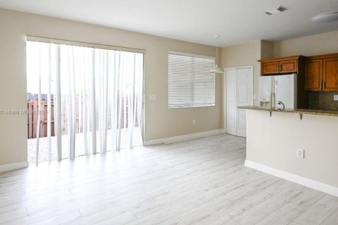 Townhouse in Doral, Florida 4 bedrooms, 175.96 sq.m. № 1977744 - photo 4