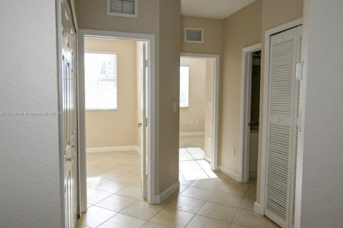 Townhouse in Doral, Florida 4 bedrooms, 175.96 sq.m. № 1977744 - photo 15