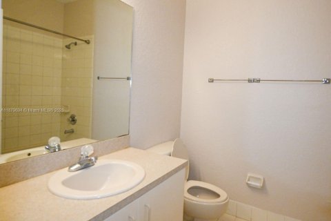 Townhouse in Doral, Florida 4 bedrooms, 175.96 sq.m. № 1977744 - photo 22