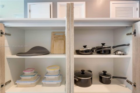 Condo in Miami, Florida, 1 bedroom  № 2042402 - photo 9