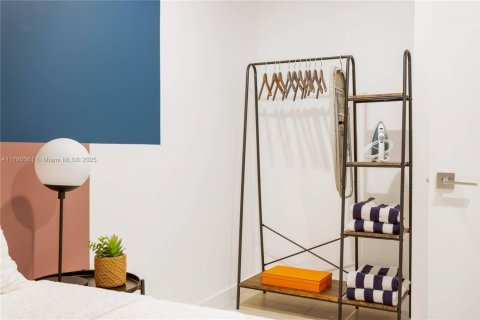 Condo in Miami, Florida, 1 bedroom  № 2042402 - photo 13