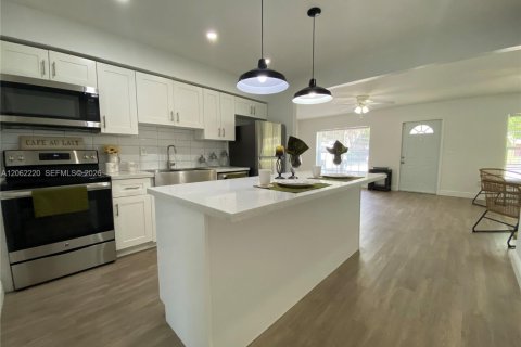 Casa en venta en Fort Lauderdale, Florida, 3 dormitorios, 115.38 m2 № 2265501 - foto 2