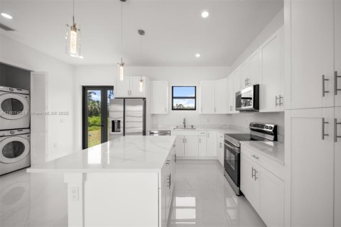 House in Lehigh Acres, Florida 3 bedrooms № 1748442 - photo 9