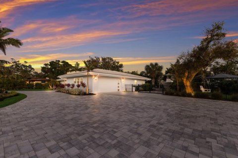 House in Sarasota, Florida 3 bedrooms, 171.68 sq.m. № 1547845 - photo 9