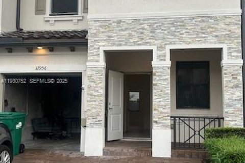 Снять в аренду таунхаус в Хомстед, Флорида 4 спальни, 169.08м2, № 1989490 - фото 1