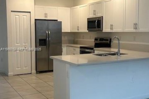 Снять в аренду таунхаус в Хомстед, Флорида 4 спальни, 169.08м2, № 1989490 - фото 4