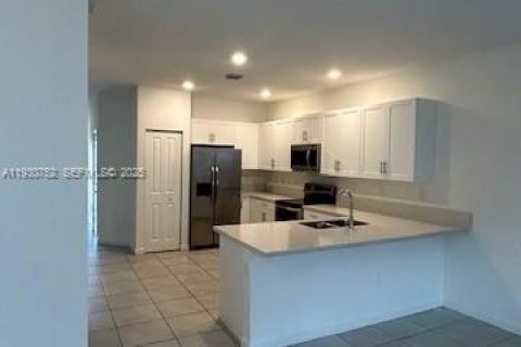 Снять в аренду таунхаус в Хомстед, Флорида 4 спальни, 169.08м2, № 1989490 - фото 5