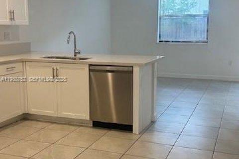 Снять в аренду таунхаус в Хомстед, Флорида 4 спальни, 169.08м2, № 1989490 - фото 2