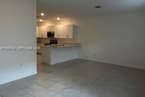 Снять в аренду таунхаус в Хомстед, Флорида 4 спальни, 169.08м2, № 1989490 - фото 6