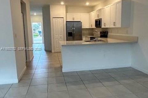 Снять в аренду таунхаус в Хомстед, Флорида 4 спальни, 169.08м2, № 1989490 - фото 7