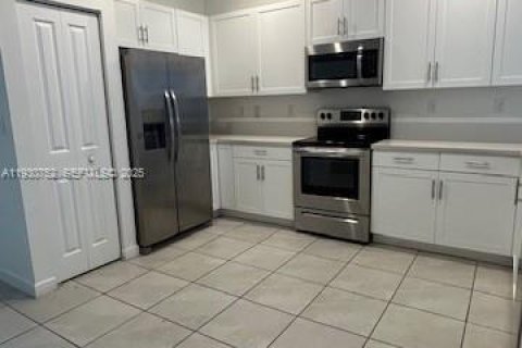 Снять в аренду таунхаус в Хомстед, Флорида 4 спальни, 169.08м2, № 1989490 - фото 3