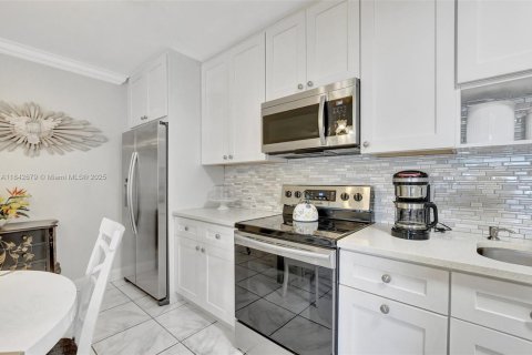 Condo in Deerfield Beach, Florida, 2 bedrooms  № 1834264 - photo 1