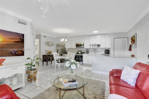 Condo in Deerfield Beach, Florida, 2 bedrooms  № 1834264 - photo 7