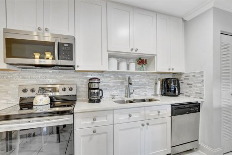 Condo in Deerfield Beach, Florida, 2 bedrooms  № 1834264 - photo 9