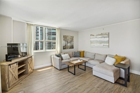 Снять в аренду кондоминиум в Майами-Бич, Флорида 2 спальни, 104.98м2, № 2028299 - фото 2