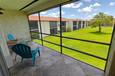 Condo in New Port Richey, Florida, 2 bedrooms № 2231737 - photo 9