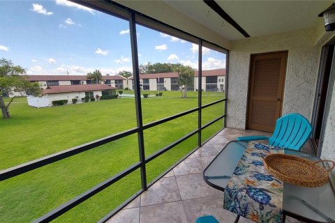 Condo in New Port Richey, Florida, 2 bedrooms № 2231737 - photo 10