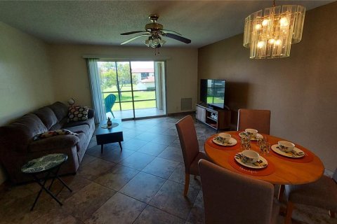 Condo in New Port Richey, Florida, 2 bedrooms № 2231737 - photo 8