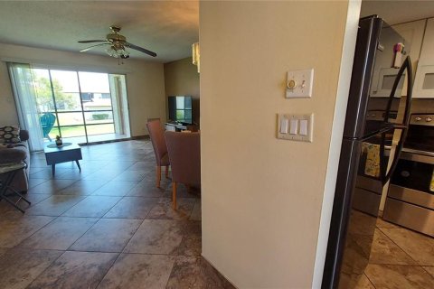 Condo in New Port Richey, Florida, 2 bedrooms № 2231737 - photo 3
