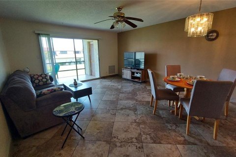 Condo in New Port Richey, Florida, 2 bedrooms № 2231737 - photo 7