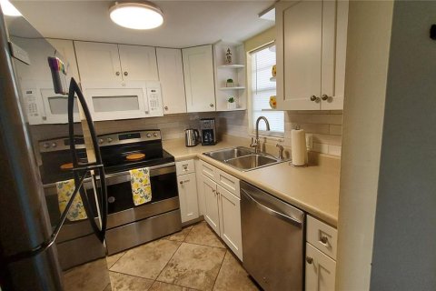 Condo in New Port Richey, Florida, 2 bedrooms № 2231737 - photo 4