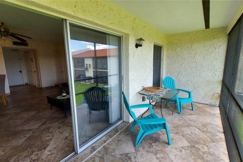 Condo in New Port Richey, Florida, 2 bedrooms № 2231737 - photo 11