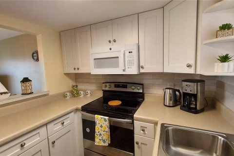Condo in New Port Richey, Florida, 2 bedrooms № 2231737 - photo 5