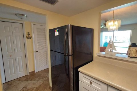 Condo in New Port Richey, Florida, 2 bedrooms № 2231737 - photo 6