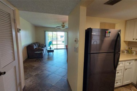 Condo in New Port Richey, Florida, 2 bedrooms № 2231737 - photo 2