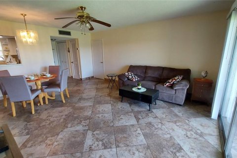 Condo in New Port Richey, Florida, 2 bedrooms № 2231737 - photo 12