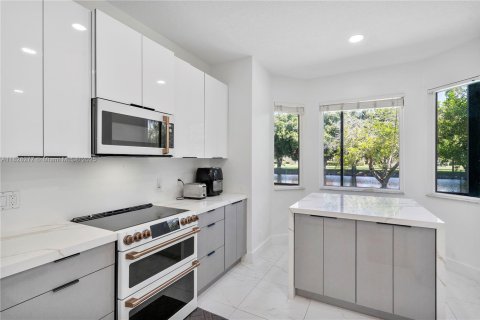 House in Coral Springs, Florida 5 bedrooms, 265.51 sq.m. № 1800843 - photo 28