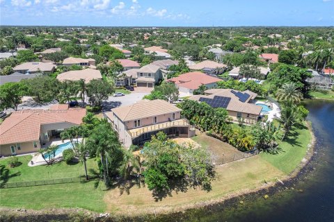 House in Coral Springs, Florida 5 bedrooms, 265.51 sq.m. № 1800843 - photo 13
