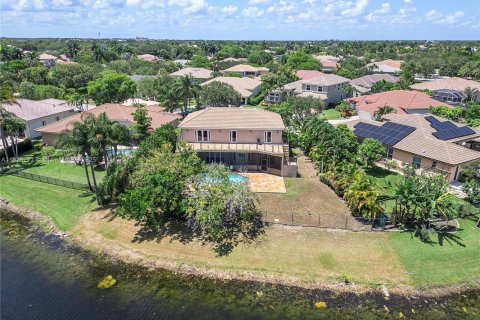 House in Coral Springs, Florida 5 bedrooms, 265.51 sq.m. № 1800843 - photo 14