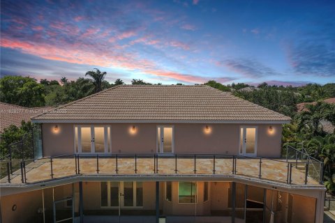 House in Coral Springs, Florida 5 bedrooms, 265.51 sq.m. № 1800843 - photo 3