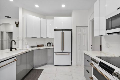House in Coral Springs, Florida 5 bedrooms, 265.51 sq.m. № 1800843 - photo 25