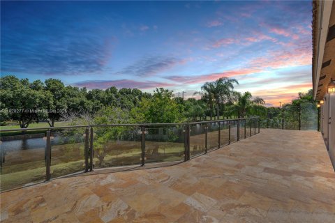 House in Coral Springs, Florida 5 bedrooms, 265.51 sq.m. № 1800843 - photo 5