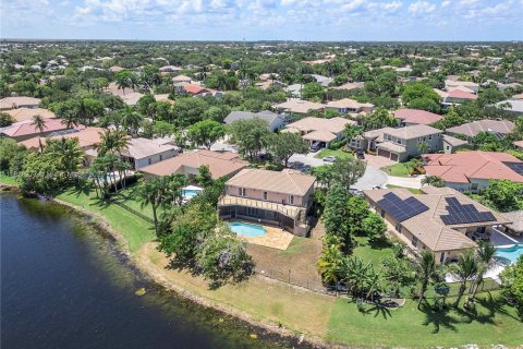 House in Coral Springs, Florida 5 bedrooms, 265.51 sq.m. № 1800843 - photo 12