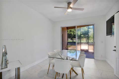 House in Coral Springs, Florida 5 bedrooms, 265.51 sq.m. № 1800843 - photo 22