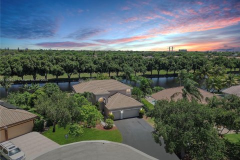 House in Coral Springs, Florida 5 bedrooms, 265.51 sq.m. № 1800843 - photo 2