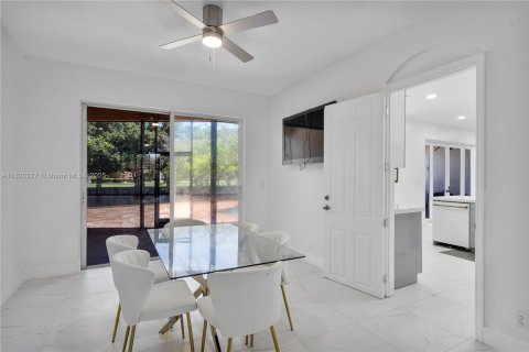 House in Coral Springs, Florida 5 bedrooms, 265.51 sq.m. № 1800843 - photo 23