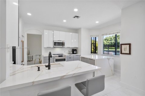 House in Coral Springs, Florida 5 bedrooms, 265.51 sq.m. № 1800843 - photo 27