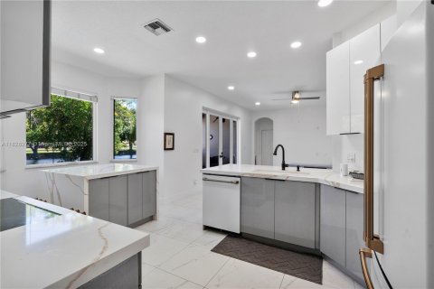 House in Coral Springs, Florida 5 bedrooms, 265.51 sq.m. № 1800843 - photo 24