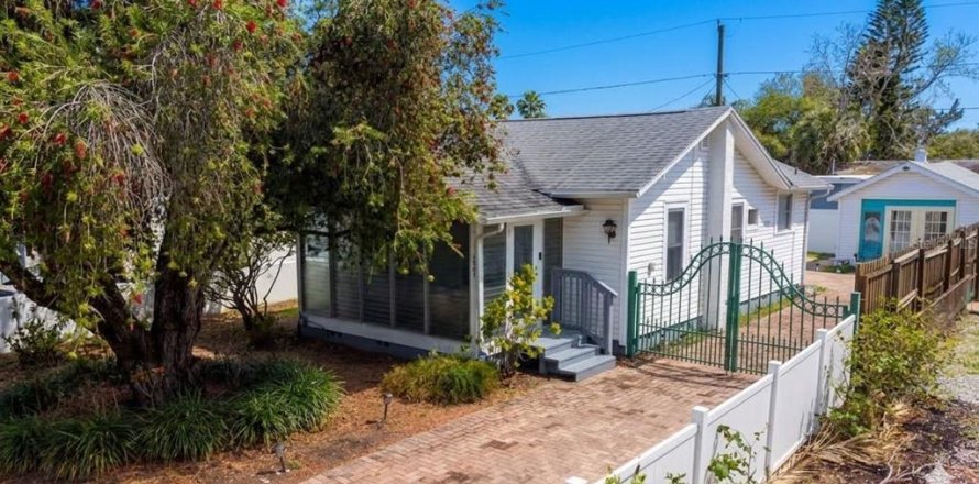 House in Gulfport, Florida 2 bedrooms, 73.95 sq.m. № 2197998